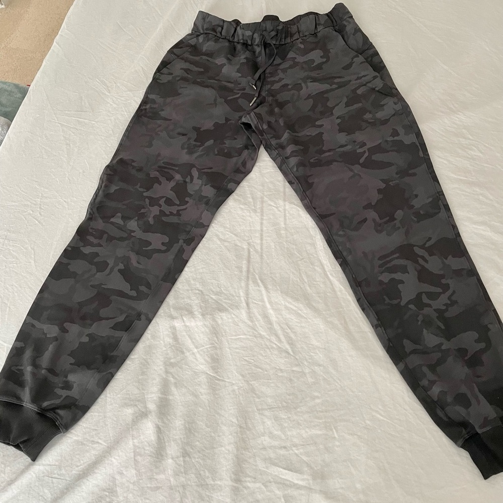Lululemon On The Fly Jogger Luxtreme size 6 Incognito Camo Multigrey